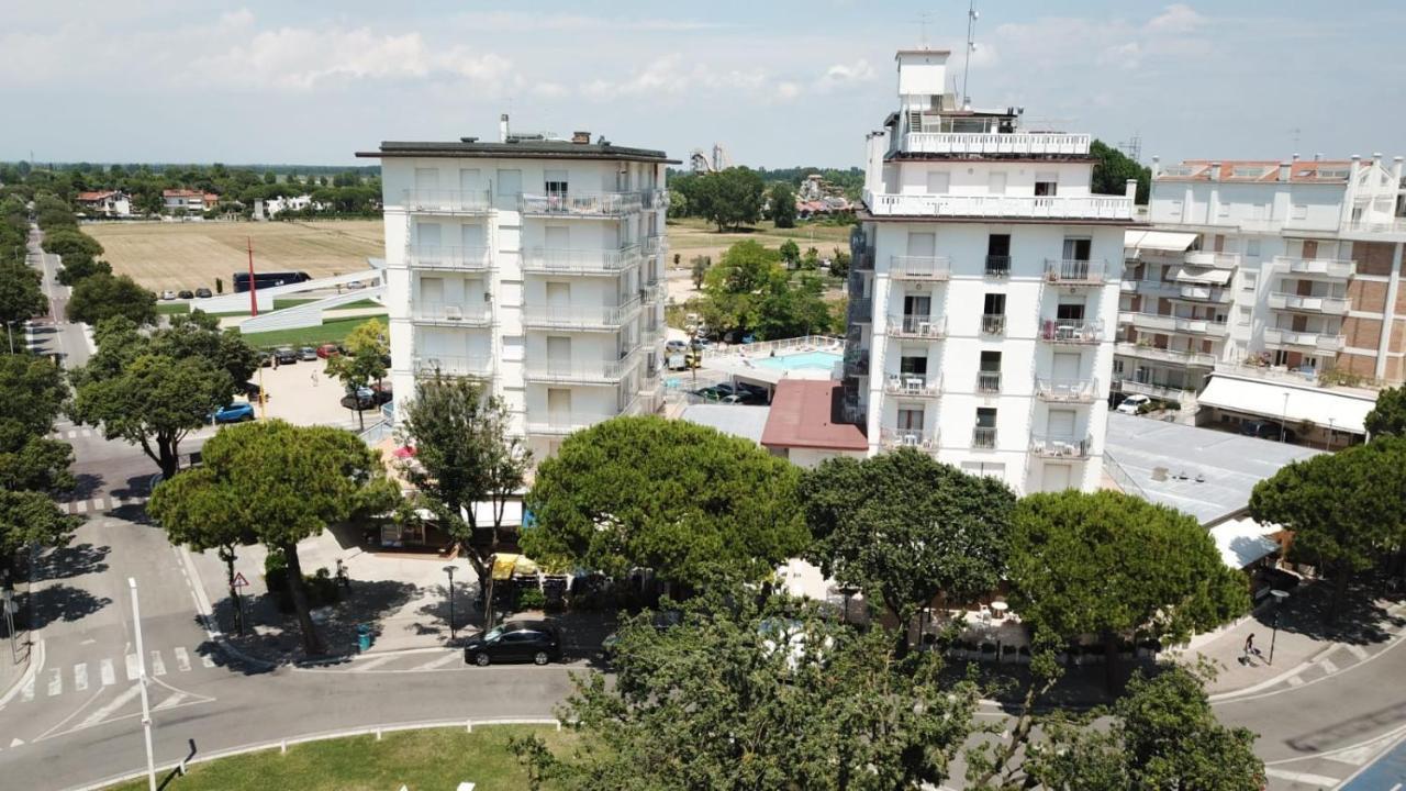 Residence Alla Rotonda Лидо-ди-Езоло Экстерьер фото